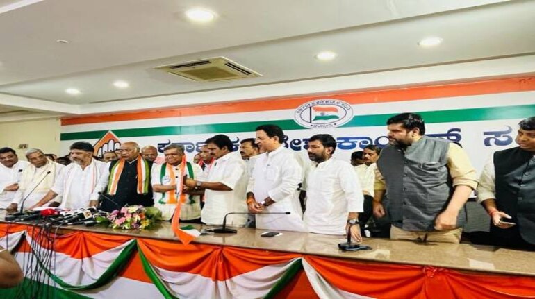 कर्नाटक चुनाव से पहले BJP को बड़ा झटका, कांग्रेस में शामिल हुए पूर्व CM  जगदीश शेट्टार - Karnataka Elections 2023 Senior BJP leader and former Chief  Minister Jagadish Shettar joins Congress ...