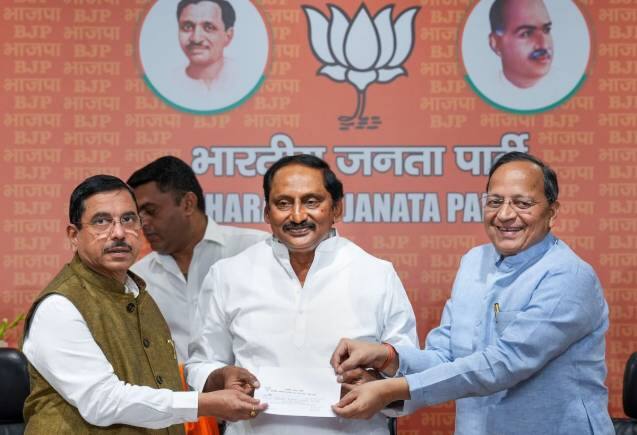 कांग्रेस को एक और झटका, आंध्र प्रदेश के पूर्व मुख्यमंत्री किरण कुमार रेड्डी ने थामा BJP का हाथ, बोले- सोचा नहीं था पार्टी छोड़नी पड़ेगी कांग्रेस को एक और झटका, आंध्र प्रदेश के पूर्व मुख्यमंत्री किरण कुमार रेड्डी ने थामा BJP का हाथ, बोले- सोचा नहीं था पार्टी छोड़नी पड़ेगी