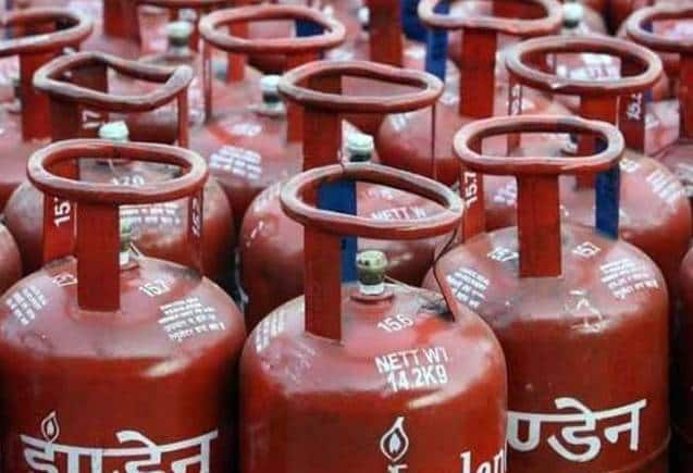 LPG Price: वित्त वर्ष के पहले दिन गैस सिलेंडर के दाम में गिरावट, जानिए अपने शहर में नया रेट – LPG Price 1 April 2023 new financial year commercial domestic Gas cylinder price reduced Indian oil