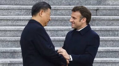 Emmanuel Macron met Xi Jinping: मैक्रों गुरुवार को जब चीन पहुंचे तो राजधानी में उन्‍हें रेड कारपेट वेलकम दिया गया। मैंक्रों यहां पर जिनपिंग से जो अपील करने के लिए पहुंचे हैं, वह सफल हो पाएगी या नहीं, इस बारे में कुछ लोगों को शंकाएं हैं। 