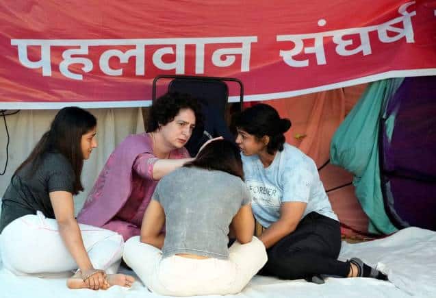 Wrestlers Protest: दिल्ली पुलिस ने पहलवानों को सौंपी FIR की कॉपी, जंतर-मंतर पहुंचीं प्रियंका गांधी, पढ़ें सभी अपडेट Wrestlers Protest: दिल्ली पुलिस ने पहलवानों को सौंपी FIR की कॉपी, जंतर-मंतर पहुंचीं प्रियंका गांधी, पढ़ें सभी अपडेट