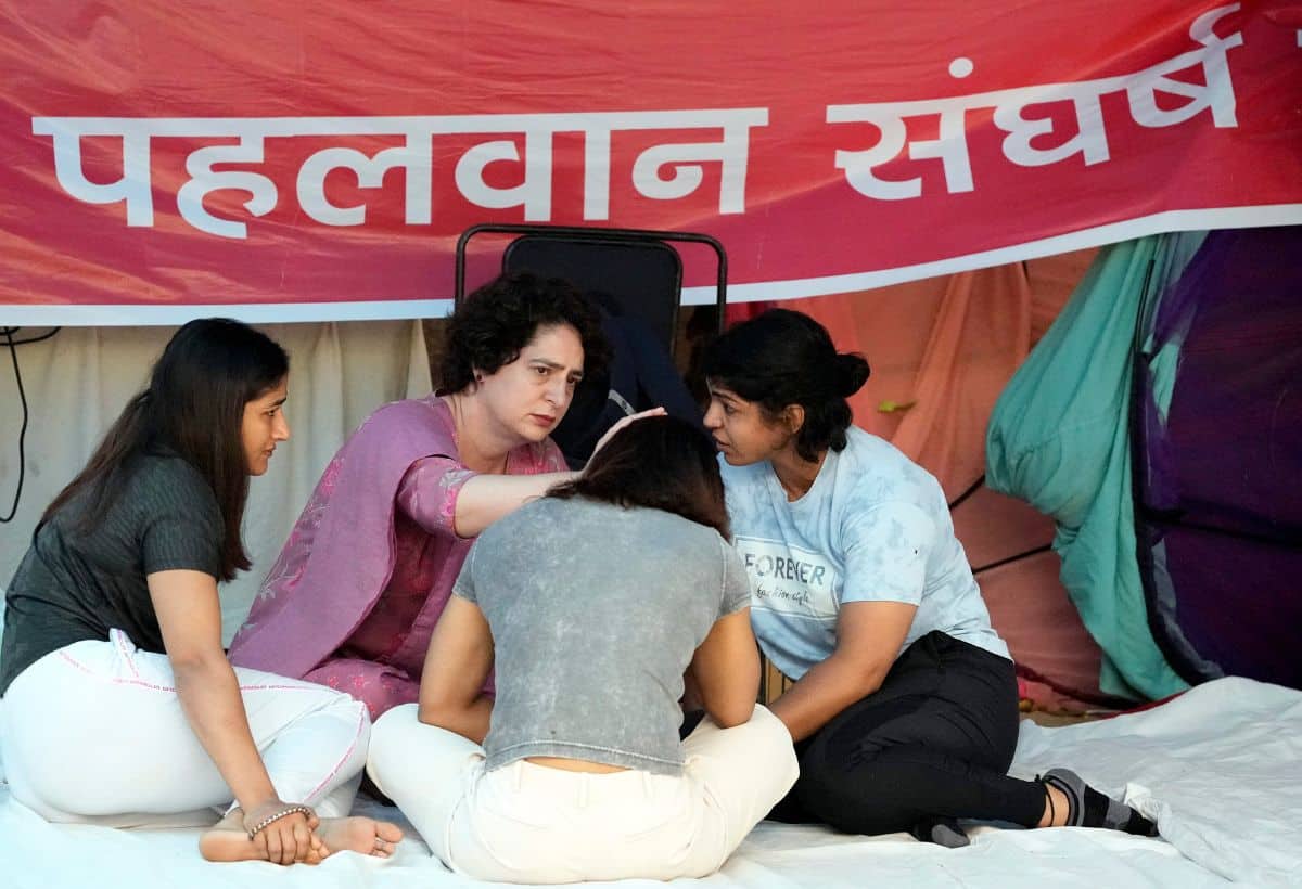 Wrestlers Protest: दिल्ली पुलिस ने पहलवानों को सौंपी FIR की कॉपी, जंतर-मंतर  पहुंचीं प्रियंका गांधी, पढ़ें सभी अपडेट - Wrestlers Protest Updates Delhi  Police handed over copy of ...