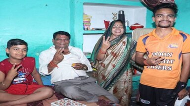 Rinku Singh Journey: 25 साल के खिलाड़ी रिंकू ने पिछले सीजन में भी 15 गेंद में 40 रन की ताबड़तोड़ पारी खेली थी। लेकिन लखनऊ सुपर जायंट्स के खिलाफ इस मैच के आखिरी ओवर में टीम जीत के लिए जरुरी 21 रन नहीं बना पाई थी। क्रिकेट में ऐसी पारी संभवत: पहले कभी नहीं खेली गई थी, क्योंकि आखिरी ओवर में 5 छक्के जड़ने का कारनामा रिंकू सिंह से पहले किसी ने नहीं किया था।