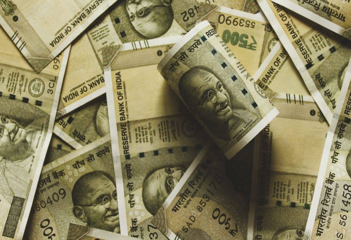 Rupee Vs Dollar: डॉलर के मुकाबले रुपया गिरा, 34 पैसे टूटकर 82.27 पर खुला