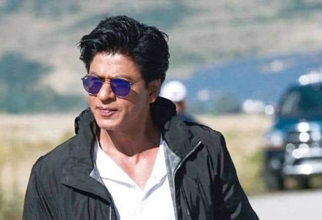 शाहरुख खान को श्रीनगर एयरपोर्ट पर देख बेकाबू हुए फैंस, सेल्फी लेने के लिए जमा हुई सैकड़ों की भीड़ शाहरुख खान को श्रीनगर एयरपोर्ट पर देख बेकाबू हुए फैंस, सेल्फी लेने के लिए जमा हुई सैकड़ों की भीड़
