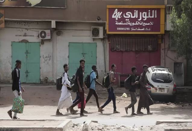 Sudan Conflict: सूडान में फंसे भारतीयों को सड़क मार्ग से निकालने की योजना बना रहा भारत Sudan Conflict: सूडान में फंसे भारतीयों को सड़क मार्ग से निकालने की योजना बना रहा भारत
