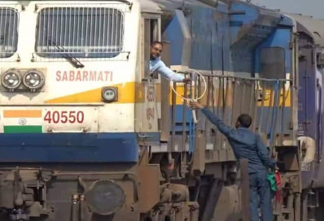 Indian Railways: ट्रेन के ड्राइवर को क्यों दिया जाता है लोहे का छल्ला? जानिए क्या है इसका काम