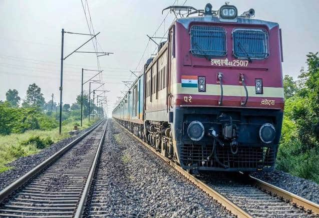 Indian Railways: नॉन स्टॉप ट्रेन भी स्टेशन आने पर क्यों हो जाती है स्लो? बड़ी दिलचस्प है वजह