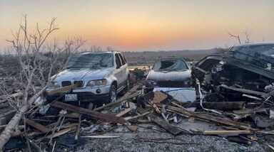 Storm in USA Photos: अधिकारियों ने बताया कि एक अप्रैल को तूफान अरकंसास (Arkansas) की राजधानी से इलिनोइस की ओर बढ़ा था, जहां उसके प्रभाव से एक संगीत समारोह स्थल की छत ढह गई। 