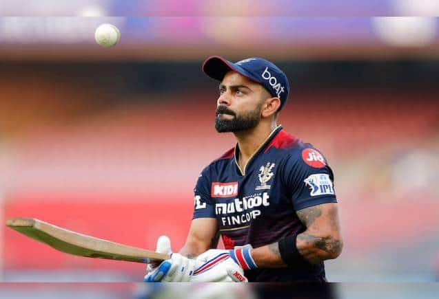 IPL की आचार संहिता उल्लंघन के लिए विराट कोहली पर लगा भारी भरकम जुर्माना, धोनी की टीम के खिलाफ इस हरकत के लिए मिली सजा IPL की आचार संहिता उल्लंघन के लिए विराट कोहली पर लगा भारी भरकम जुर्माना, धोनी की टीम के खिलाफ इस हरकत के लिए मिली सजा