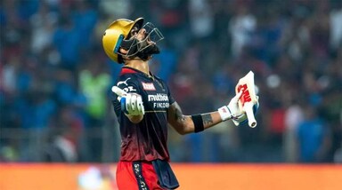 IPL 2023: कोहली ने इस दौरान 138.64 के स्ट्राइक रेट से बल्लेबाजी की। उन्होंने अपनी इस पारी के बाद टी20 क्रिकेट सबसे ज्यादा रन बनाने वाले दुनिया के चौथे बल्लेबाज बन गए। विराट ने 2007 में अपना टी20 डेब्यू किया था और तब से लेकर कोहली 362 टी20 मैच खेल चुके हैं, जिसमें उनका औसत 41.11 का रहा है।