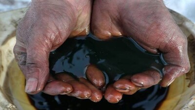 पिछले हफ़्ते लगभग 11% बढ़ने के बाद ब्रेंट 2.9% तक गिरकर $65 प्रति बैरल से नीचे ट्रेड कर रहा था, जबकि वेस्ट टेक्सास इंटरमीडिएट $60 के करीब था।