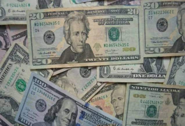 US dollar एक साल के निचले स्तर पर फिसला, फेड की तरफ से ब्याज दरों में बढ़त थमने की उम्मीद बढ़ी
