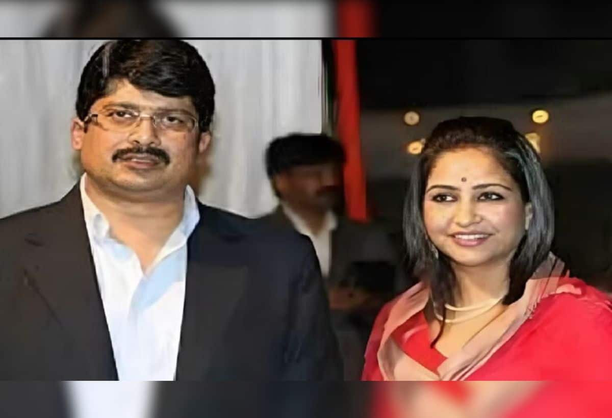 Raja Bhaiya: राजा भैया की बढ़ीं मुश्किलें...पत्नी की शिकायत पर दिल्ली में FIR, जानिए क्या है पूरा मामला Raja Bhaiya: राजा भैया की बढ़ीं मुश्किलें...पत्नी की शिकायत पर दिल्ली में FIR, जानिए क्या है पूरा मामला