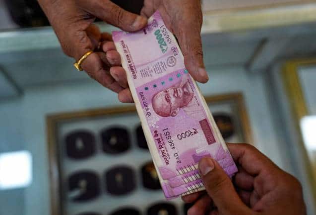 Rs 2000 Note Exchange: चुटकियों में बदलें 2000 के नोट, SBI, PNB और HDFC बैंक ने बनाए बेहद ही आसान नियम