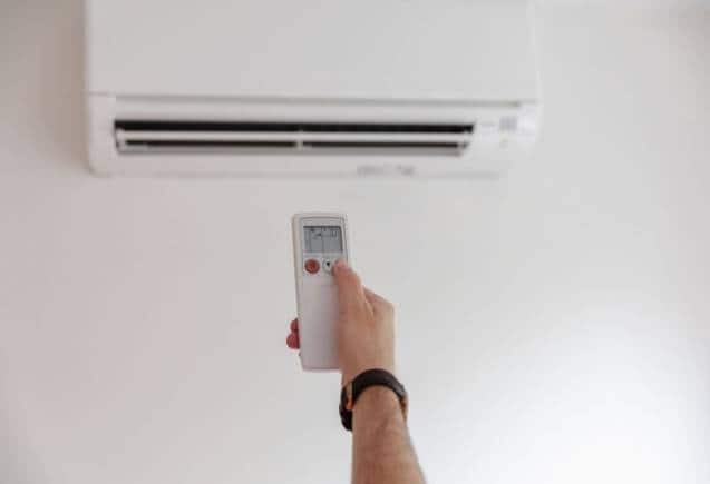 Air Conditioner: क्या AC को रिमोट से बंद करने पर खर्च होती है बिजली? जान लेंगे तो बचेंगे हजारों रुपये
