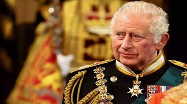 King Charles III Coronation: परंपरागत रूप से राज्याभिषेक विशुद्ध रूप से एक धार्मिक सेवा है, जिसे एक उत्सव के रूप में आयोजित किया जाता है। पिछले 900 वर्षों से राज्याभिषेक समारोह वेस्टमिंस्टर एबे में आयोजित होता आया है। महारानी का अंतिम संस्कार भी यहीं किया गया था। 1066 के बाद से राज्याभिषेक सेवा लगभग हमेशा कैंटरबरी के आर्चबिशप द्वारा संचालित की गई है।