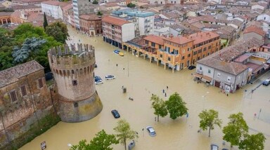 Italy Floods: स्थानीय मीडिया में शुक्रवार को दिखाए गए वीडियो फुटेज में संत अगाता सुल सैंटर्नो कम्यून में सड़कों को और समुद्र तटीय शहर रेवेन्ना के कुछ हिस्से बाढ़ की पानी में डूबे हुए दिखाई दिए।