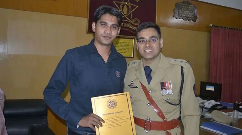 Success Story: कहानी उस 12th फेल IPS अफसर की, चलाया टैंपो और भिखारियों के साथ सोए