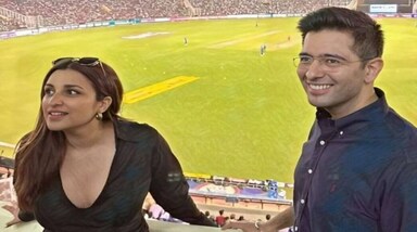 Raghav Chadha & Parineeti Chopra: बॉलीवुड एक्ट्रेस परिणीति चोपड़ा और राज्यसभा सांसद राघव चड्ढा डेटिंग और शादी की अफवाहें पिछले काफी समय से सुर्खियां बटोर रही हैं। हालांकि, अभी तक दोनों की तरफ से इस खबर की आधिकारिक पुष्टि नहीं हुई है।