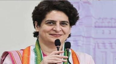 
Chhattisgarh Election: कांग्रेस की राष्ट्रीय महासचिव प्रियंका गांधी भी गुरुवार को छत्तीसगढ़ में मौजूद रहीं। पिछले तीन महीनों के दौरान उनका छत्तीसगढ़ का यह तीसरा दौरा है