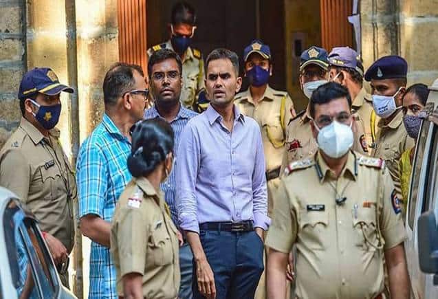 समीर वानखेड़े के गले की फांस बनी विदेश यात्राएं और लग्जरी घड़ियां, आर्यन खान केस में 25 करोड़ की रिश्वत मांगने का आरोप समीर वानखेड़े के गले की फांस बनी विदेश यात्राएं और लग्जरी घड़ियां, आर्यन खान केस में 25 करोड़ की रिश्वत मांगने का आरोप