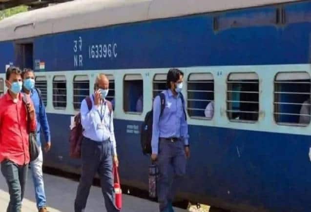 Indian Railway: वरिष्ठ नागरिकों को ट्रेन टिकट पर फिर से मिलेगी छूट, जानिए पूरी डिटेल Indian Railway: वरिष्ठ नागरिकों को ट्रेन टिकट पर फिर से मिलेगी छूट, जानिए पूरी डिटेल