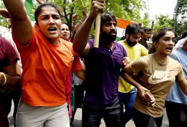 Wrestlers Protest: पहलवानों के खिलाफ दंगा करने की FIR दर्ज, कई घंटों बाद विनेश और साक्षी को पुलिस ने किया रिहा Wrestlers Protest: पहलवानों के खिलाफ दंगा करने की FIR दर्ज, कई घंटों बाद विनेश और साक्षी को पुलिस ने किया रिहा