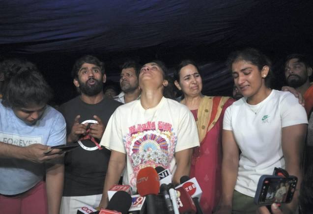 Wrestlers Protest: पहलवानों ने की मेडल और सम्मान लौटाने की पेशकश, विनेश फोगाट बोलीं: इतनी बेज्जती तो कर दी है Wrestlers Protest: पहलवानों ने की मेडल और सम्मान लौटाने की पेशकश, विनेश फोगाट बोलीं: इतनी बेज्जती तो कर दी है