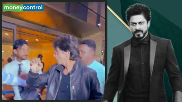 Shahrukh Khan ने खोया आपा, सेल्फी खींच रहे फैन का झटका सरेआम हाथ, वीडियो वायरल Shahrukh Khan ने खोया आपा, सेल्फी खींच रहे फैन का झटका सरेआम हाथ, वीडियो वायरल