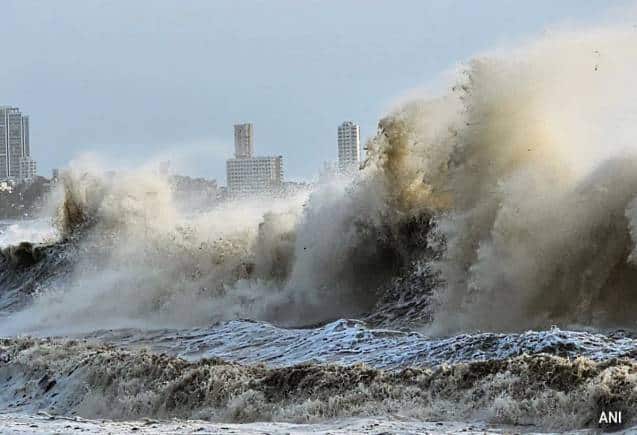 Cyclone Biparjoy: गुजरात के तटीय इलाकों से 37,000 से ज्यादा लोग सुरक्षित ठिकाने पर पहुंचे, समुद्र में उठ रही हैं ऊंची लहरें Cyclone Biparjoy: गुजरात के तटीय इलाकों से 37,000 से ज्यादा लोग सुरक्षित ठिकाने पर पहुंचे, समुद्र में उठ रही हैं ऊंची लहरें
