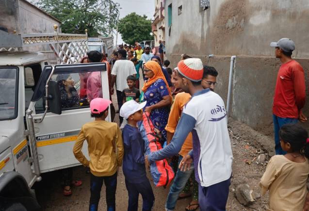 Cyclone Biparjoy Updates: गुजरात के तटीय इलाकों से 50 हजार लोग निकाले गए, सौराष्ट्र-कच्छ में भारी बारिश Cyclone Biparjoy Updates: गुजरात के तटीय इलाकों से 50 हजार लोग निकाले गए, सौराष्ट्र-कच्छ में भारी बारिश