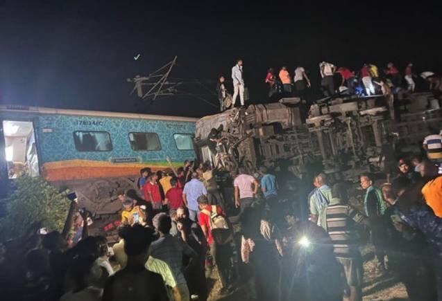 Coromandel Express derails: बालासोर में कोरोमंडल एक्सप्रेस के 5 डिब्बे पटरी से उतरे, 132 घायल, कई लोगों के मरने की आशंका Coromandel Express derails: बालासोर में कोरोमंडल एक्सप्रेस के 5 डिब्बे पटरी से उतरे, 132 घायल, कई लोगों के मरने की आशंका