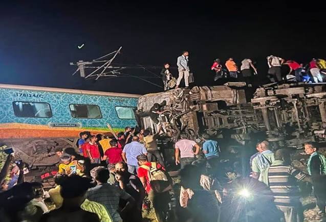 Odisha Train Accident: पटरियों पर बिखरा हुआ था खून और लाशें, कोरोमंडल एक्सप्रेस के यात्री ने बताया घटना का आंखों देखा मंजर Odisha Train Accident: पटरियों पर बिखरा हुआ था खून और लाशें, कोरोमंडल एक्सप्रेस के यात्री ने बताया घटना का आंखों देखा मंजर