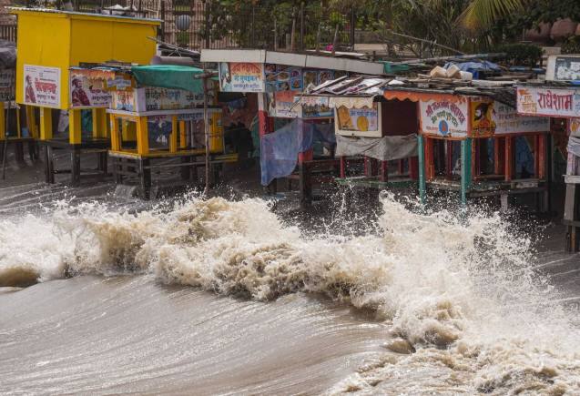 Cyclone Biparjoy Updates: 15 जून की शाम गुजरात से टकराएगा बिपरजोय तूफान, सौराष्ट्र, कच्छ के लिए रेड अलर्ट, मुंबई में बारिश Cyclone Biparjoy Updates: 15 जून की शाम गुजरात से टकराएगा बिपरजोय तूफान, सौराष्ट्र, कच्छ के लिए रेड अलर्ट, मुंबई में बारिश