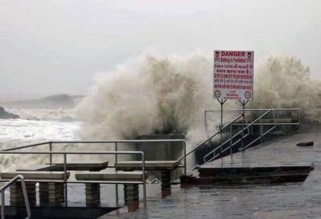 Cyclone Biparjoy LIVE: कच्छ पर होगा चक्रवात बिपरजोय का सबसे ज्यादा कहर, NDRF ने दी और भी भारी बारिश की चेतावनी | Moneycontrol Hindi