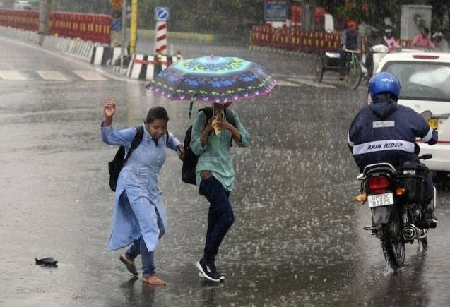 IMD Alert: आसमान से आफत बनकर बरसी बारिश! राजस्थान और हिमाचल में 10 लोगों की मौत, इन राज्यों में आज बरसेंगे बादल