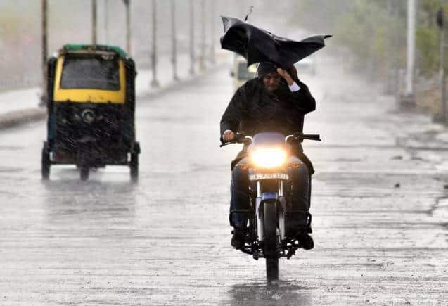 Cyclone Biparjoy: भारी बारिश के बाद राजस्थान के 3 जिलों में बाढ़ जैसे हालात, UP-बिहार में गर्मी ने छुड़ाए पसीने