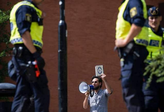 Quran Burning in Sweden: कुरान जलाए जाने पर भड़के मुस्लिम देश, बगदाद में स्वीडन दूतावास पर हमला Quran Burning in Sweden: कुरान जलाए जाने पर भड़के मुस्लिम देश, बगदाद में स्वीडन दूतावास पर हमला