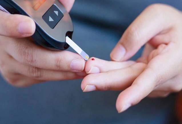 Diabetes: ब्लड शुगर लेवल कम होने पर शरीर से मिलते हैं ये लक्षण, फौरन हो जाएं अलर्ट