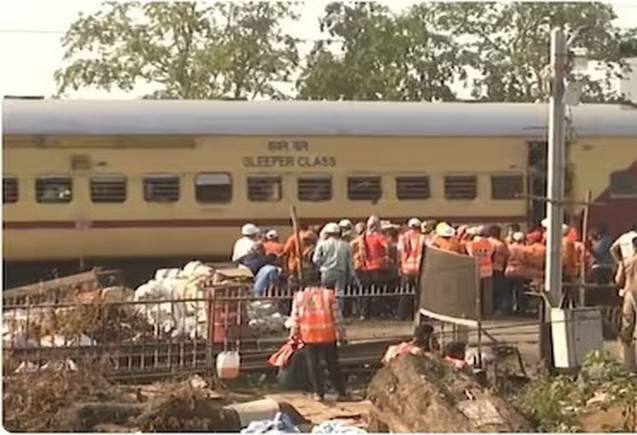 Odisha Train Accident: लापता लोगों की बात करते हुए रो पड़े रेल मंत्री, 51 घंटे बाद ट्रेनों की आवाजाही शुरू