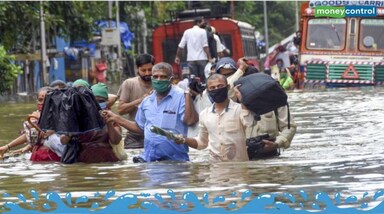 मुंबई में बरसात में ट्रैवल करना है तो रेनकोट, छतरी से कुछ नहीं होगा। चाहिए ऐसी ही खास पनडुब्बी स्टाइल काली-पीली।