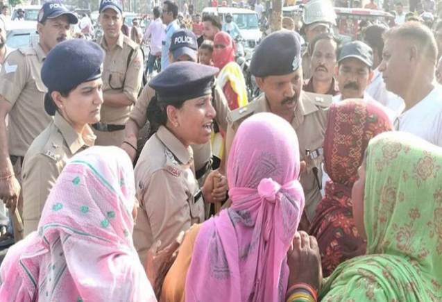 Uttarakhand: युवक की मौत के बाद रुड़की में भारी बवाल, स्थानीय लोगों की पुलिस से झड़प के बाद धारा 144 लागू Uttarakhand: युवक की मौत के बाद रुड़की में भारी बवाल, स्थानीय लोगों की पुलिस से झड़प के बाद धारा 144 लागू