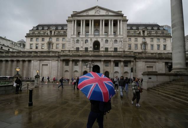 UK बढ़ाने जा रहा है अपनी वीजा फीस, जानें अब भारतीयों को चुकानी होगी कितनी रकम UK बढ़ाने जा रहा है अपनी वीजा फीस, जानें अब भारतीयों को चुकानी होगी कितनी रकम
