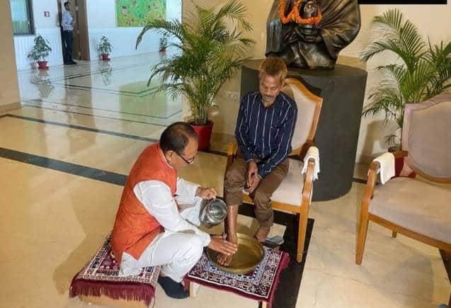 MP: सीधी पेशाबकांड के पीड़ित से मिले सीएम शिवराज! आदिवासी युवक के धोए पैर, माफी भी मांगी MP: सीधी पेशाबकांड के पीड़ित से मिले सीएम शिवराज! आदिवासी युवक के धोए पैर, माफी भी मांगी