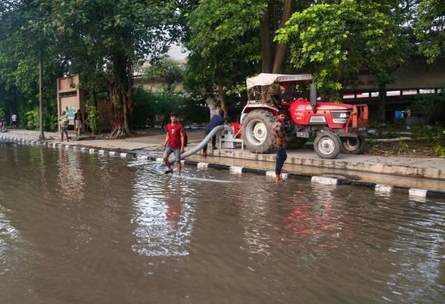 Delhi Rains Flood: भारी बारिश के बीच राजधानी के इन रास्तों पर जाने से बचें, बाढ़ के खतरे के बीच दिल्ली पुलिस ने जारी की एडवाइजरी Delhi Rains Flood: भारी बारिश के बीच राजधानी के इन रास्तों पर जाने से बचें, बाढ़ के खतरे के बीच दिल्ली पुलिस ने जारी की एडवाइजरी