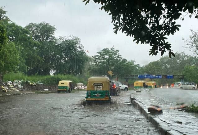 Delhi Rain Update: दिल्ली में 41 साल बारिश का रिकॉर्ड टूटा, अधिकारियों की संडे छुट्टी कैंसिल, CM केजरीवाल ने किया ऐलान