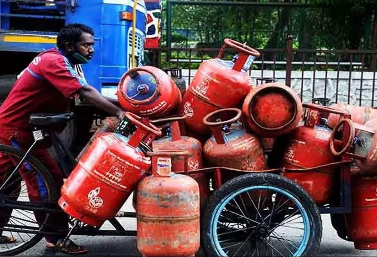Breaking Information: आम लोगों को झटका! सरकार ने 50 रुपये महंगा किया LPG सिलेंडर