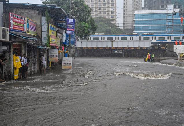 Monsoon Weather Updates: मुंबई के लिए येलो अलर्ट जारी, दिल्ली में फिर बढ़ा बाढ़ का खतरा, हिंडन नदी के जल स्तर में इजाफा Monsoon Weather Updates: मुंबई के लिए येलो अलर्ट जारी, दिल्ली में फिर बढ़ा बाढ़ का खतरा, हिंडन नदी के जल स्तर में इजाफा