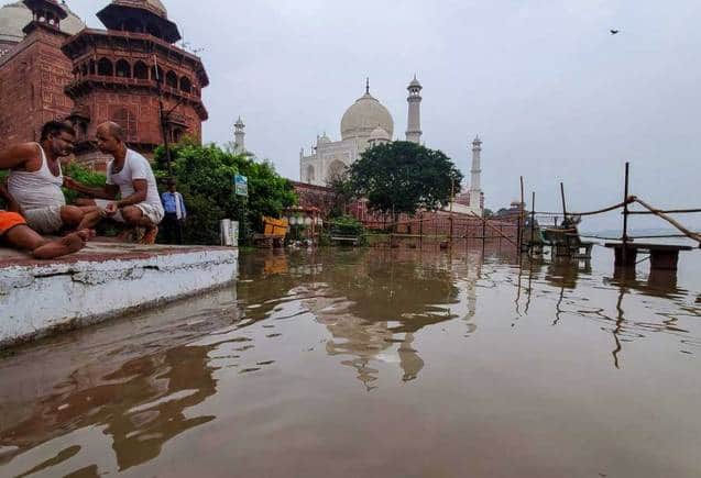 Taj Mahal: दिल्ली के बाद अब आगरा में यमुना का रौद्र रूप, 45 साल में पहली बार पानी में डूबीं ताजमहल की दीवारें Taj Mahal: दिल्ली के बाद अब आगरा में यमुना का रौद्र रूप, 45 साल में पहली बार पानी में डूबीं ताजमहल की दीवारें